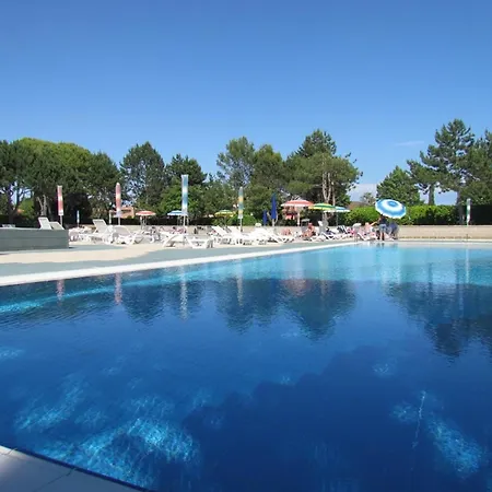 Vacation By The Pool In Our Cozy Flat Apartment